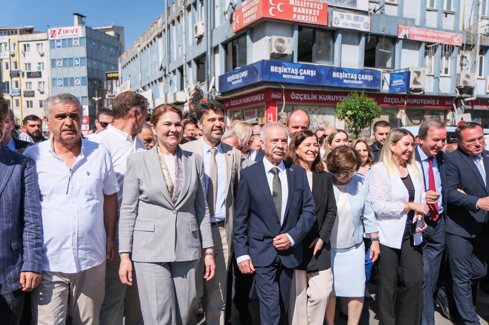 AK Parti Edirne İl Başkanı Belgin İba, Edirne Milletvekili Fatma Aksal, Keşan İlçe Başkanı Savaş Pekdemir ve AK Parti Edirne Teşkilatı, CHP’den istifa ederek AK Parti’ye katılan Keşan Belediye Başkanı Mehmet Özcan’a hayırlı olsun ziyaretinde bulundu.